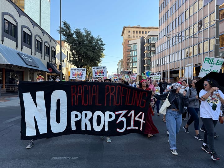 Los tucsonenses marchan contra la Proposición 314